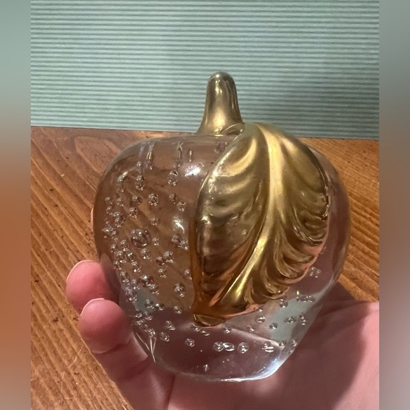VTG Crystal Clear Glass Apple w/ Brass Metal Leaf Paperweight Controlled Bubbles - Picture 10 of 13
